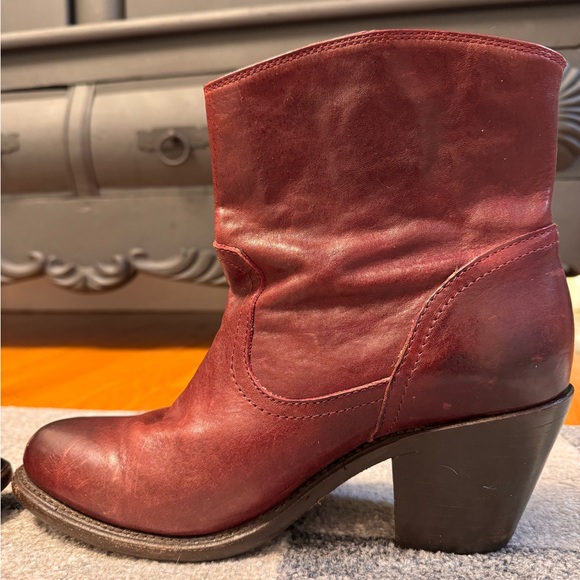 Frye Oxblood short western boot. - Picture 6 of 9
